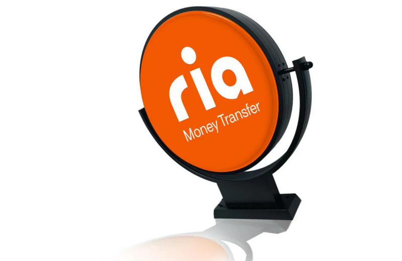 Benefits of Using a Smart Rotating Lightbox