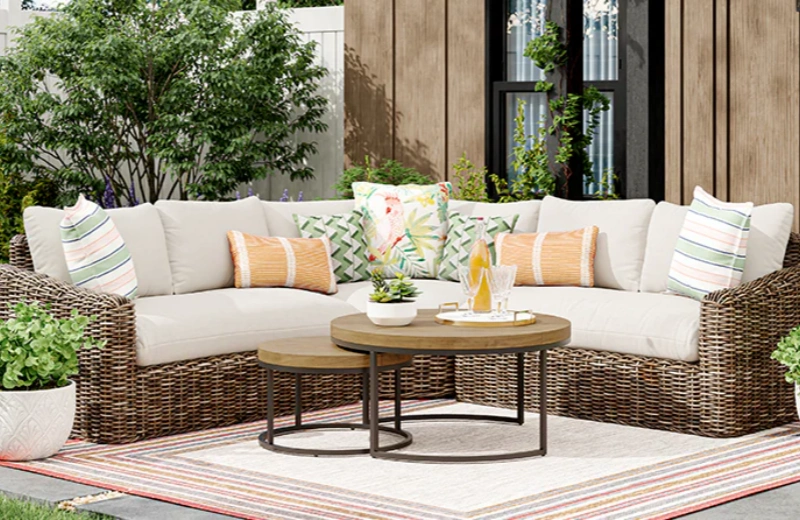 How To Choose An Outdoor Throw Pillow?