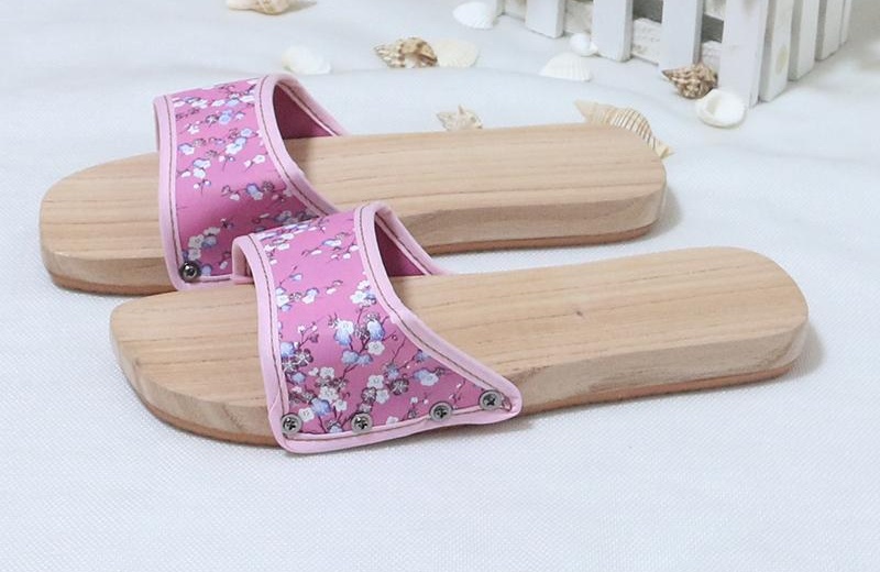 The Modern Method Of Making Pure Wooden Slippers