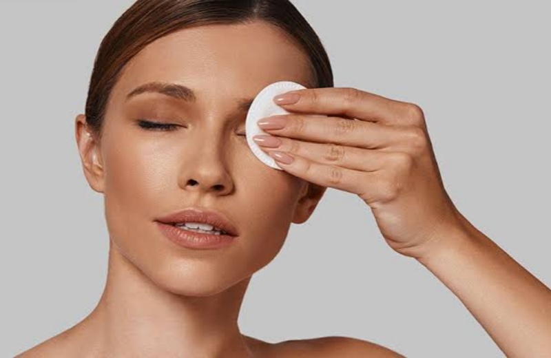 The Use And Importance Of Eye Makeup Remover