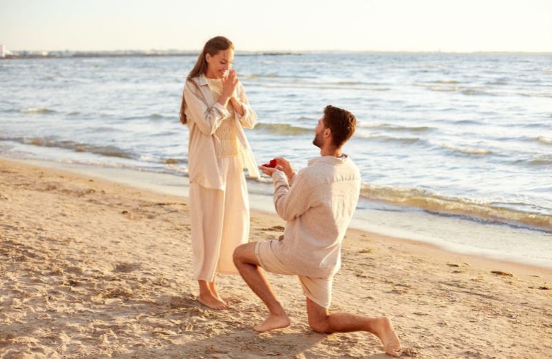 Three Best Engagement Gifts For Couples